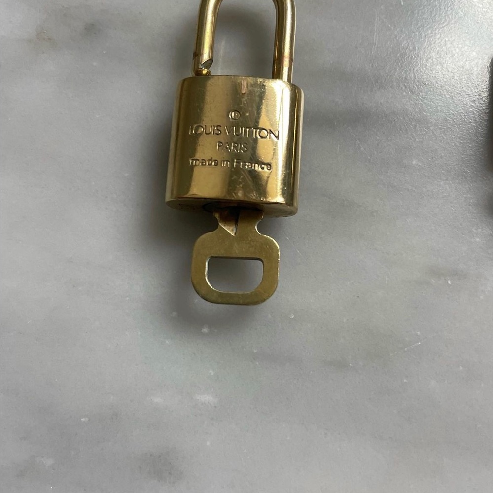 🌿authentic Louis Vuitton bundle of 2 locks. - Picture 4 of 4